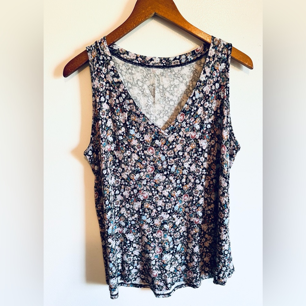 Women’s ladies Maurice’s floral tank top sz medium